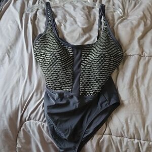 BRAND NEW W/ TAGS Xl Stylish Black and GOLD Women's Swimsuit BY Cupshe.